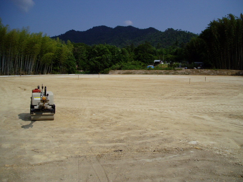 均されてつながっている庁舎側と計画地の地面の写真