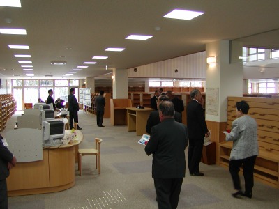 落成式典の出席者たちが図書館内を見てまわっている写真