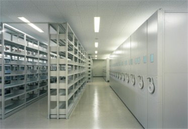 白色の棚が並んでいる閉架書庫の写真
