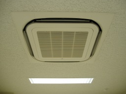天井にあるエアコンの吹き出し口の写真