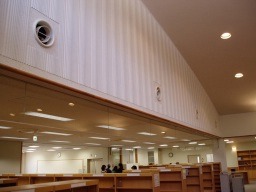 壁に設置された空調配管の窓側からの写真