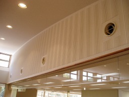 壁に設置された空調配管の玄関側からの写真