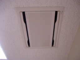 全熱交換器の天井の配管の写真