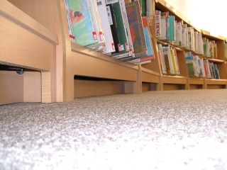 本棚の下にある換気口の写真