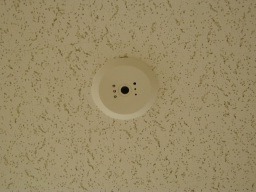 天井に設置された光のセンサーの写真