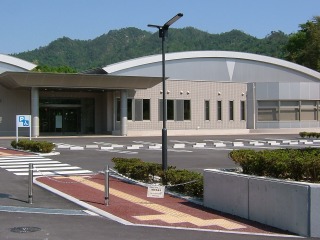 図書館の前の駐車場に立っている外灯の写真