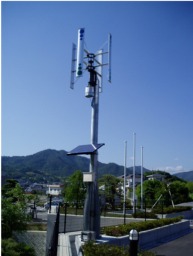 敷地の端に立っている風力発電設備の全体の写真