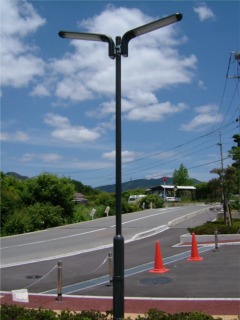 駐車場の入口に立っている外灯の写真