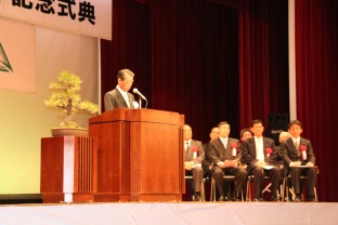 町制施行90周年記念式典にて、舞台上にたくさんの来賓が臨席している写真