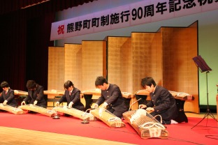 式典イベント琴の演奏を披露する中学校卒業生たちの写真