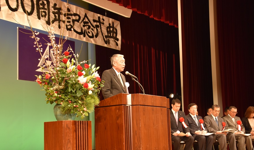 壇上でマイクに向かって式辞を述べる三村町長の写真