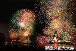 夜空と海面を埋め尽くす色鮮やかな花火が打ち上げられている「熊野大花火大会」の写真
