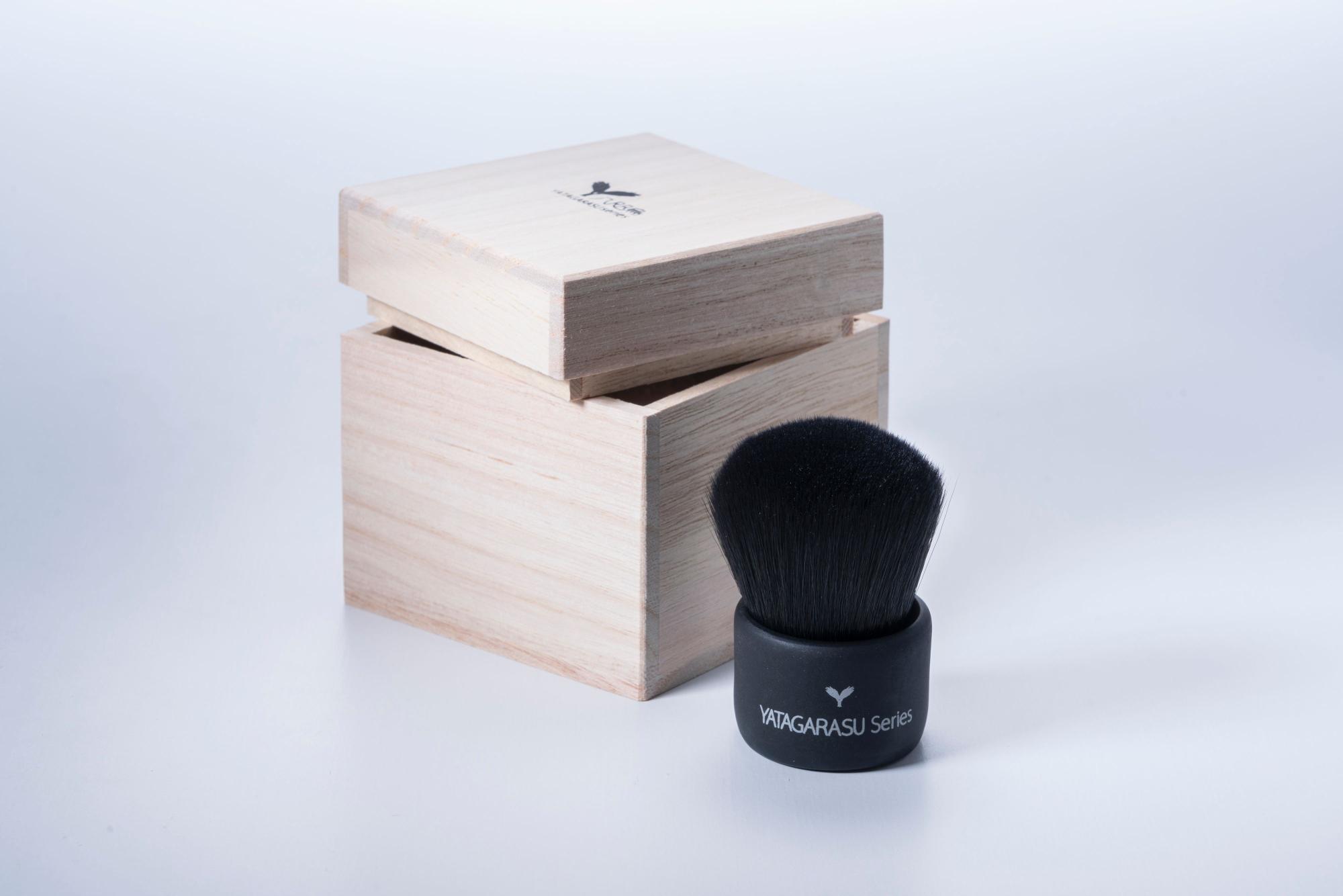 コラボ商品「八咫烏（やたがらす）」シリーズの洗顔ブラシの商品写真