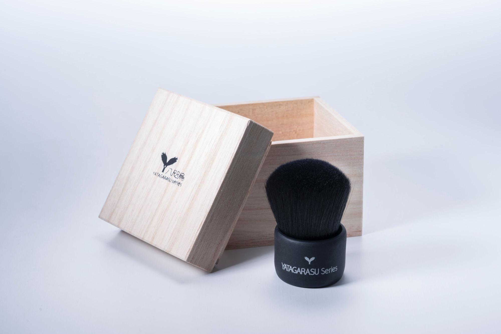 熊野市と熊野町の友好都市協定事業コラボ商品「八咫烏シリーズ」の洗顔ブラシの写真