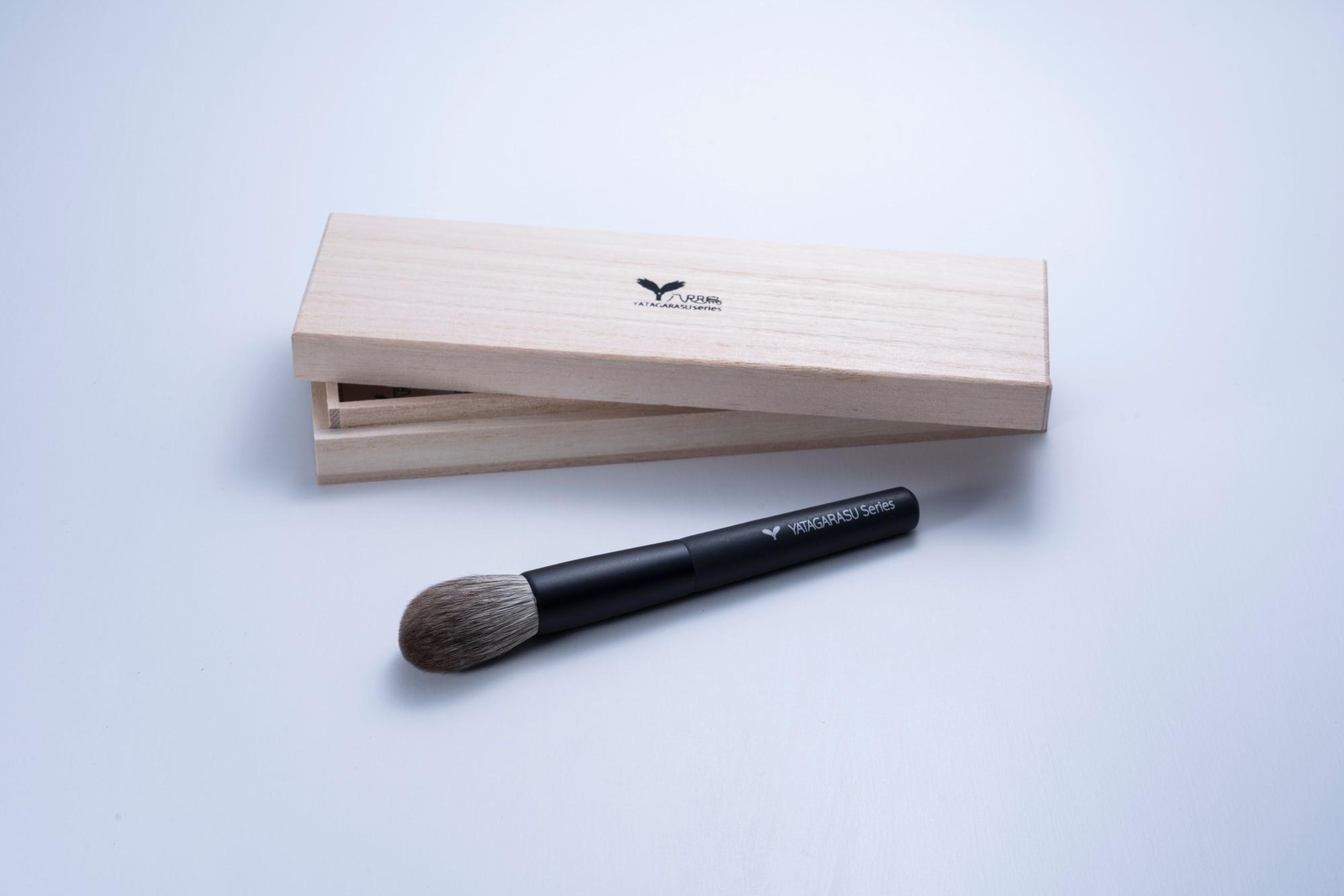 熊野市と熊野町の友好都市協定事業コラボ商品「八咫烏シリーズ」のチークブラシの写真