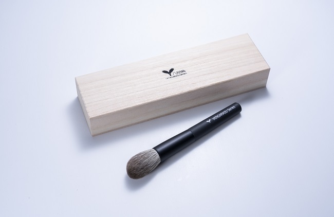 【熊野市・熊野町友好都市協定締結記念コラボ】チークブラシ（八咫烏シリーズ）の商品写真（広島県熊野町のふるさとチョイス商品ページへリンク）