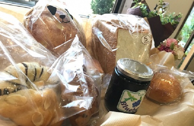 粒ごろごろブルーベリージャムとパンセットの商品写真（広島県熊野町のふるさとチョイス商品ページへリンク）