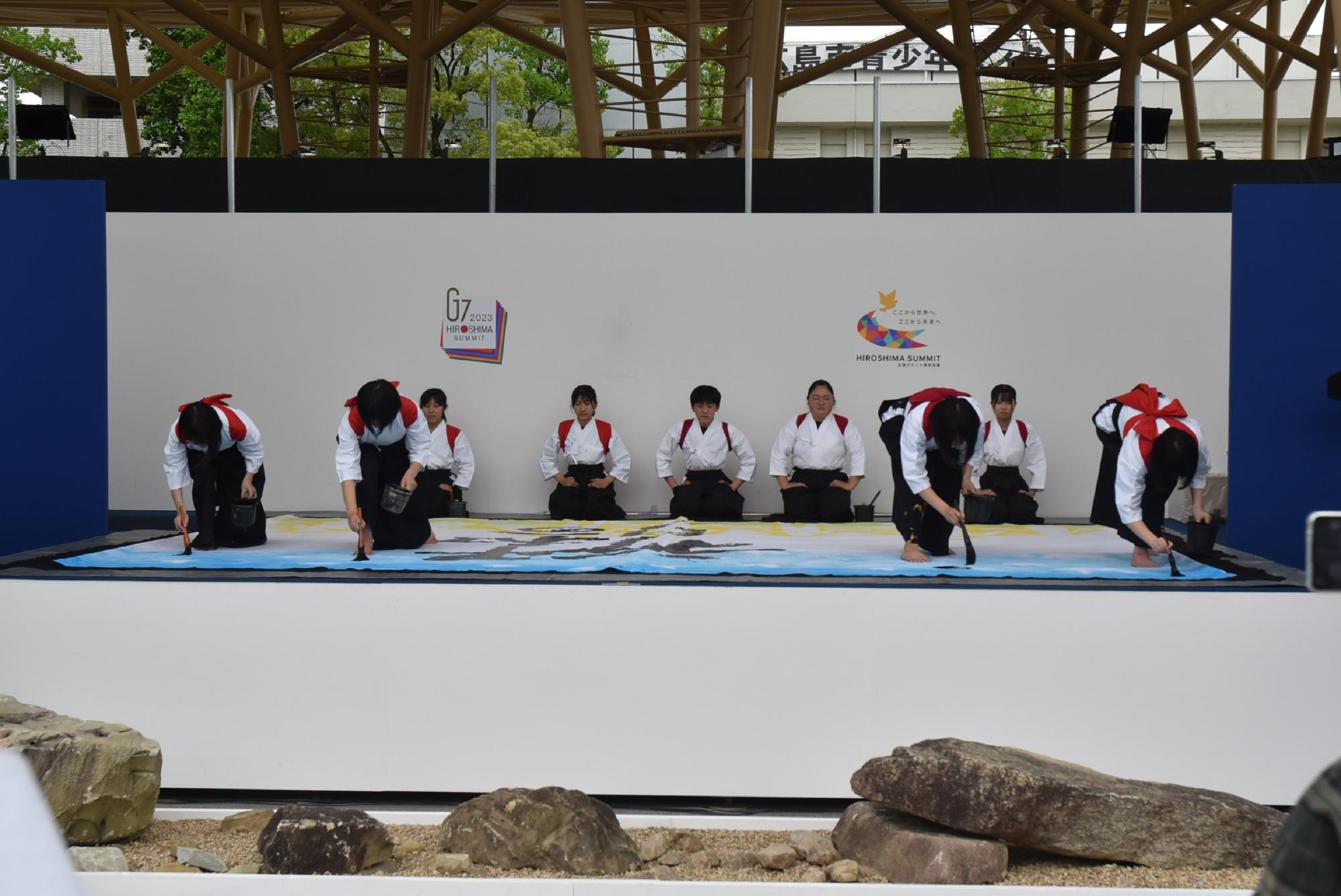 広島ゲートパークのステージ上で披露された書道パフォーマンスの写真