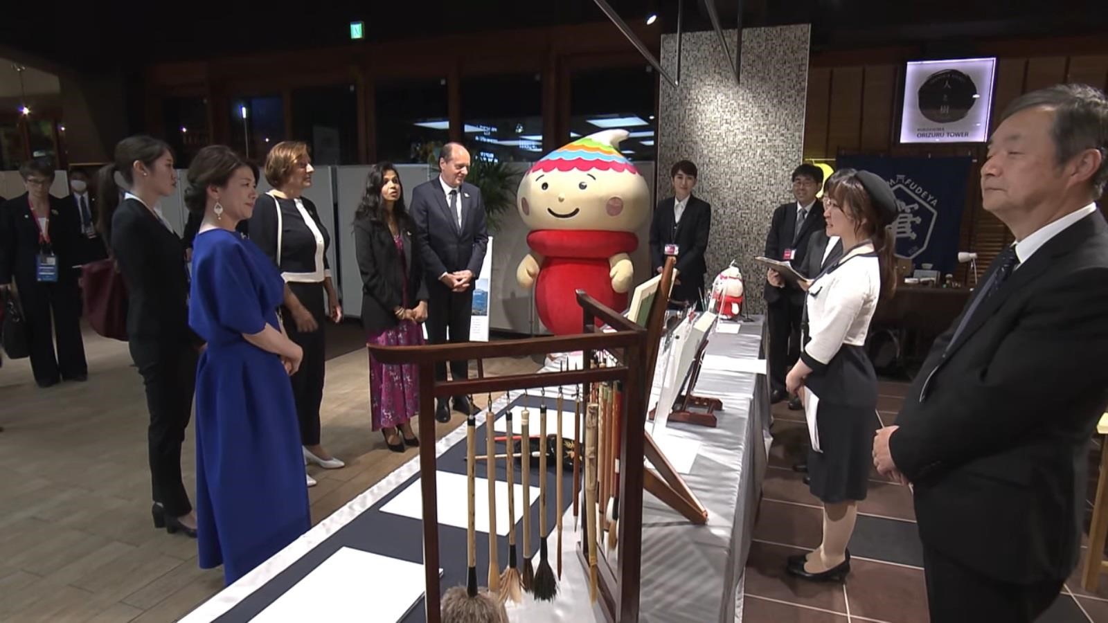 熊野筆の展示および水書体験用の机が設置された熊野町のブースの写真