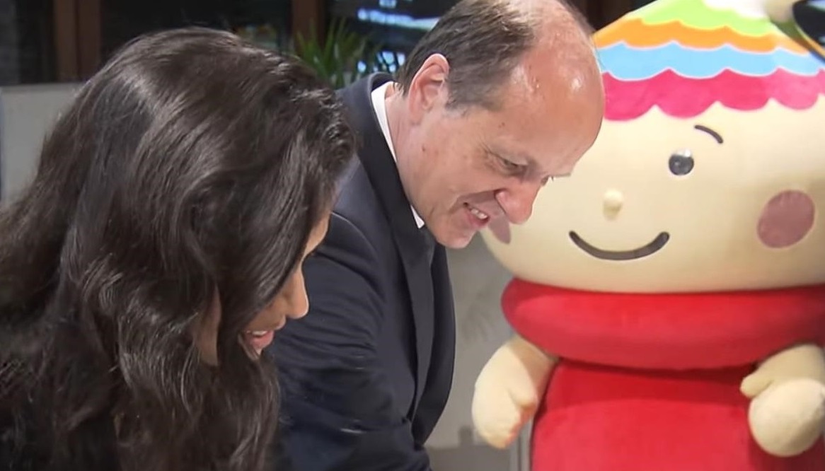 水書体験ブースで並んで水書をしている写真