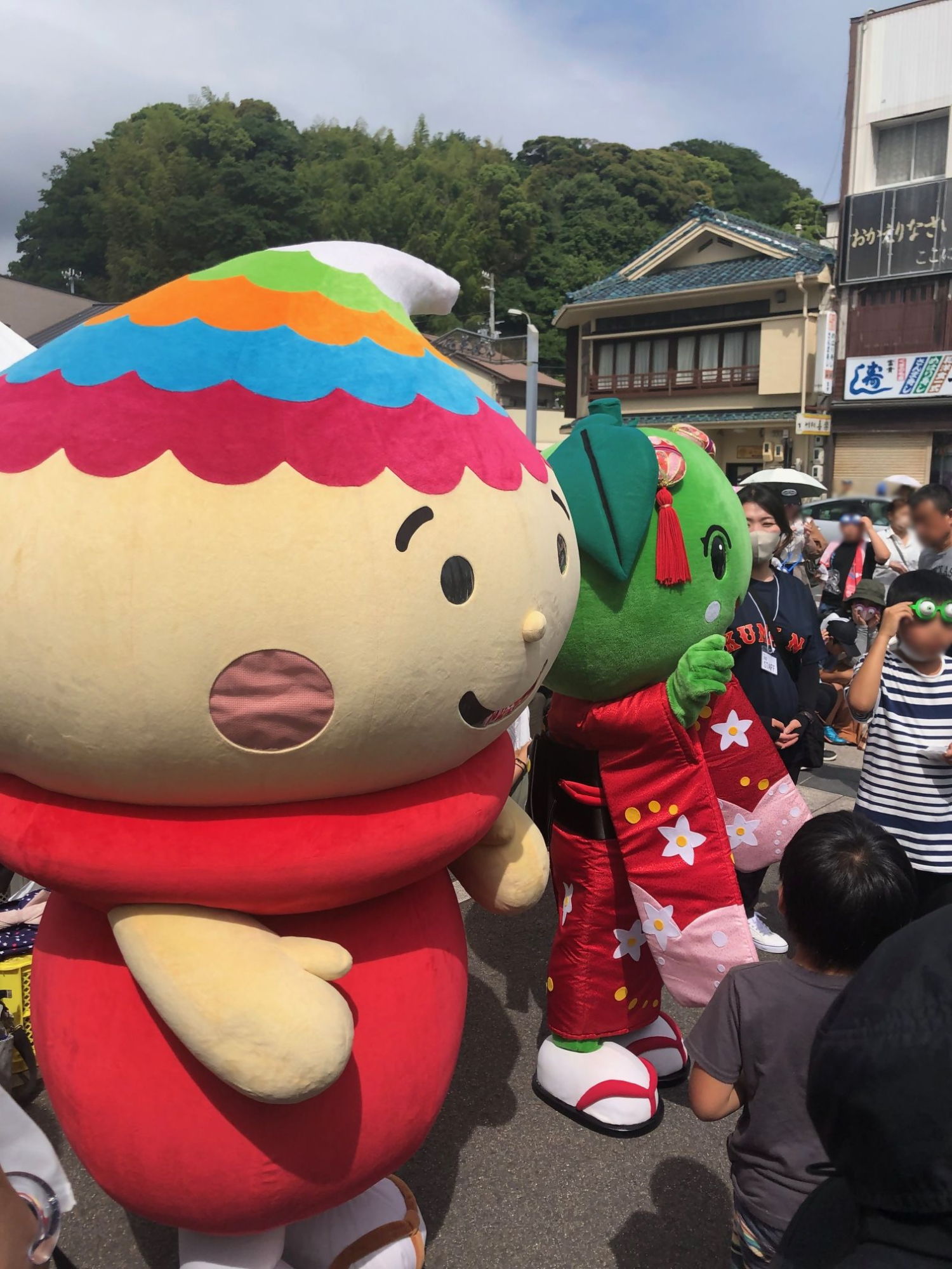 ふでりんとご当地キャラクターたちが「みんなでめはり 新記録に挑戦」を応援している写真