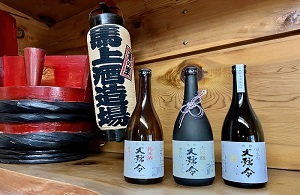 棚に並べられた3本の清酒 大号令の商品写真