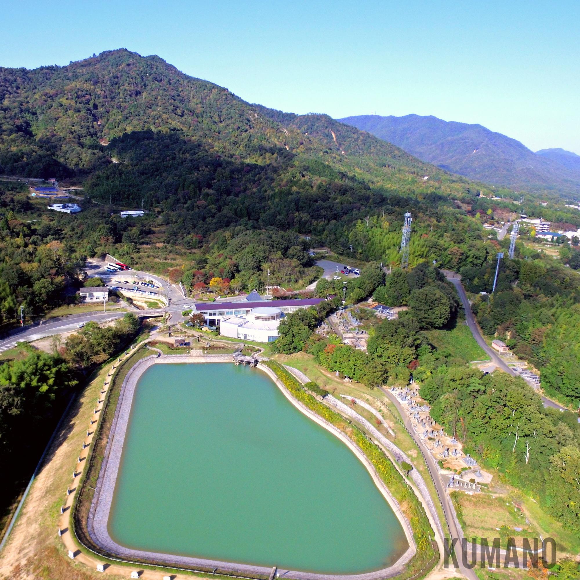 熊野町坂面大池を上空から撮影した航空写真