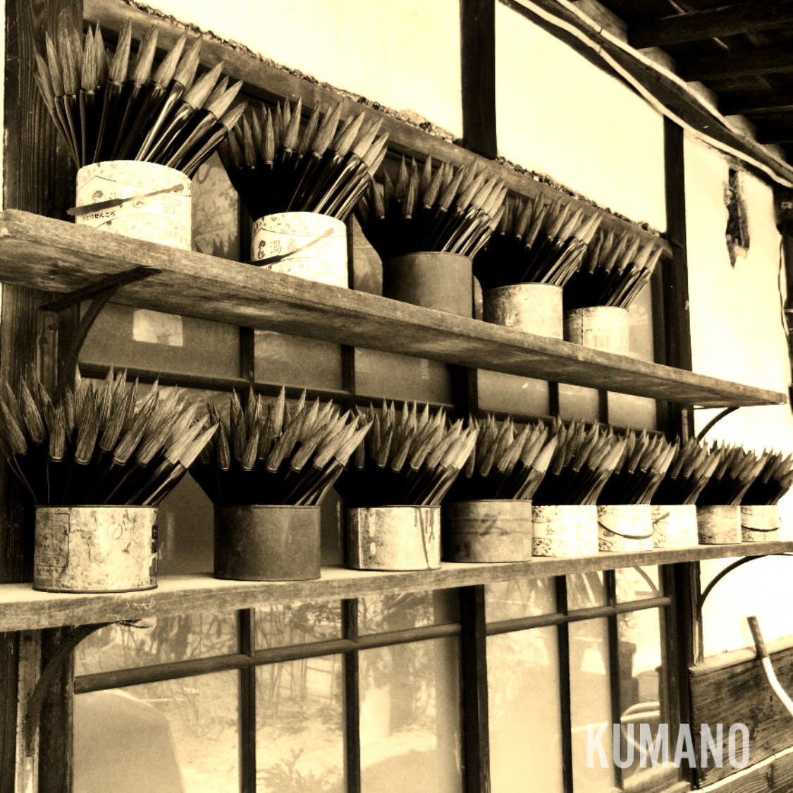 工房内の棚に熊野町名産の熊野筆がたくさん作られている様子の写真