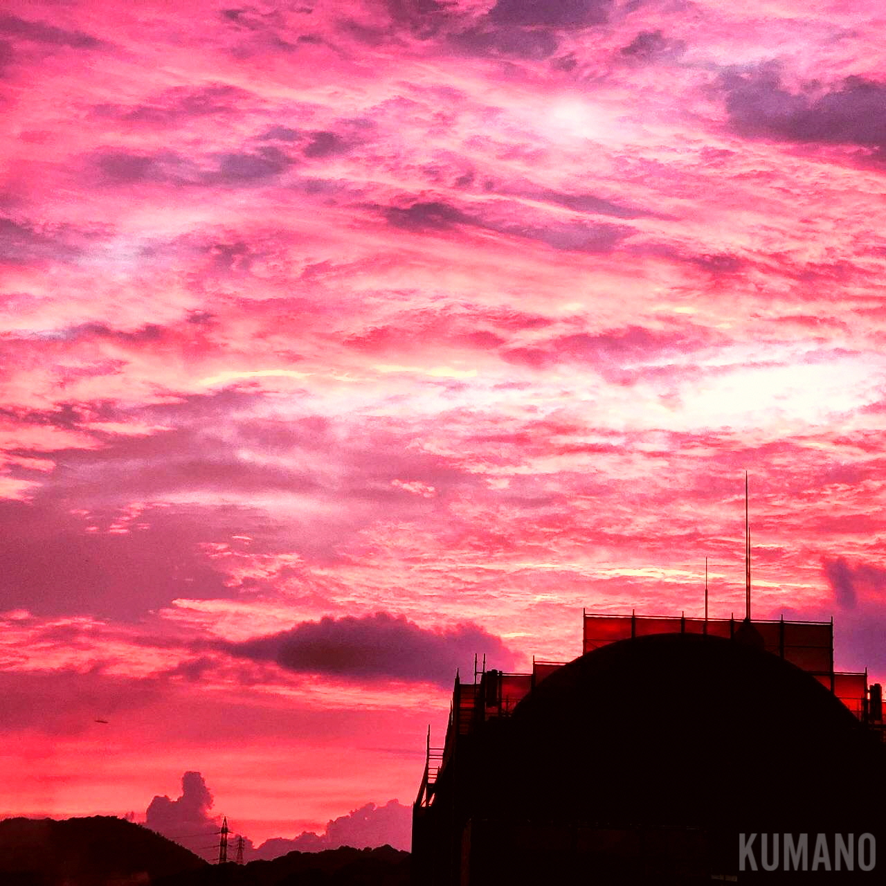 ピンク色に染まる熊野町の夕焼け空の写真