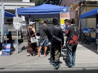 熊野町特産品販売ブースでスタッフの説明を聴く来場客の写真