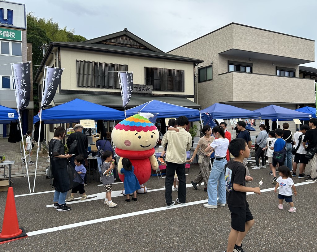 ふでりんが熊野町ブース前で呼び込みをしている様子の写真
