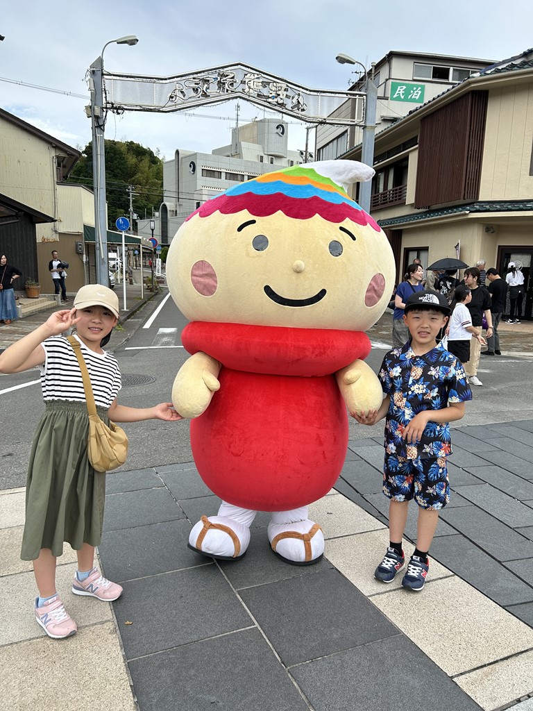 ふでりんが子どもたちと記念撮影をしてあげている写真