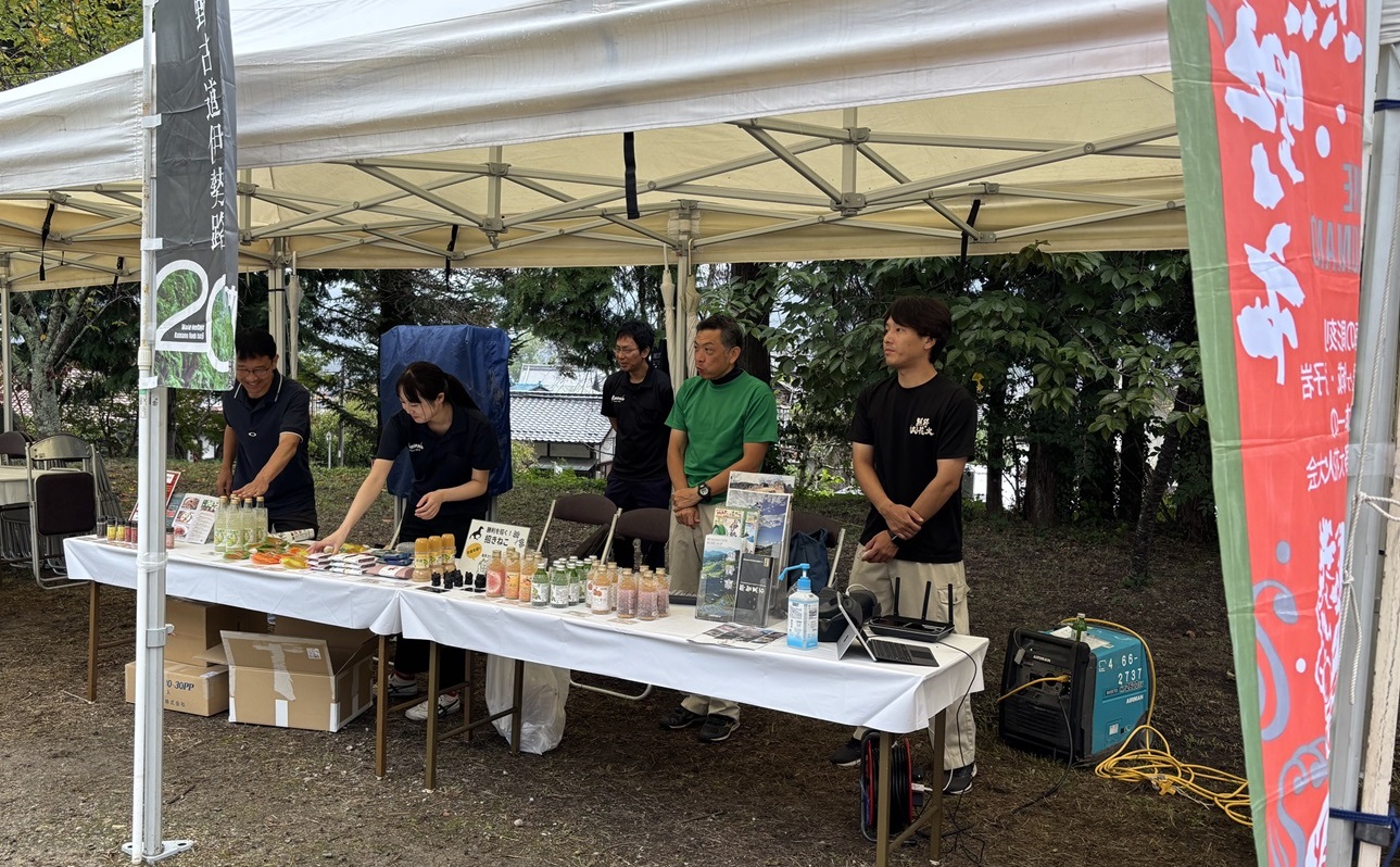 榊山神社に設けられた熊野市出店ブースで特産品のPRや販売を行う三重県熊野市の職員さんたちの写真
