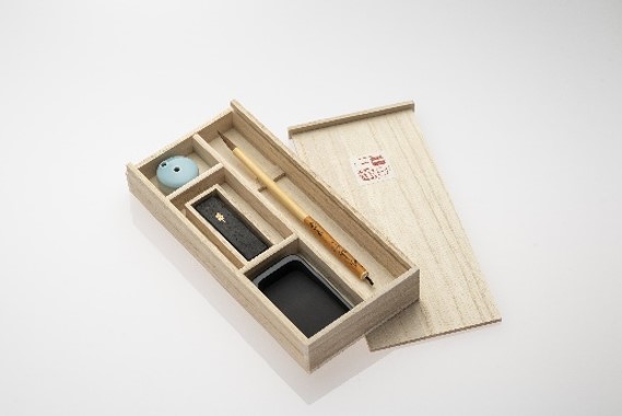 箱の中に収められた炭や硯などと書筆のイメージ写真