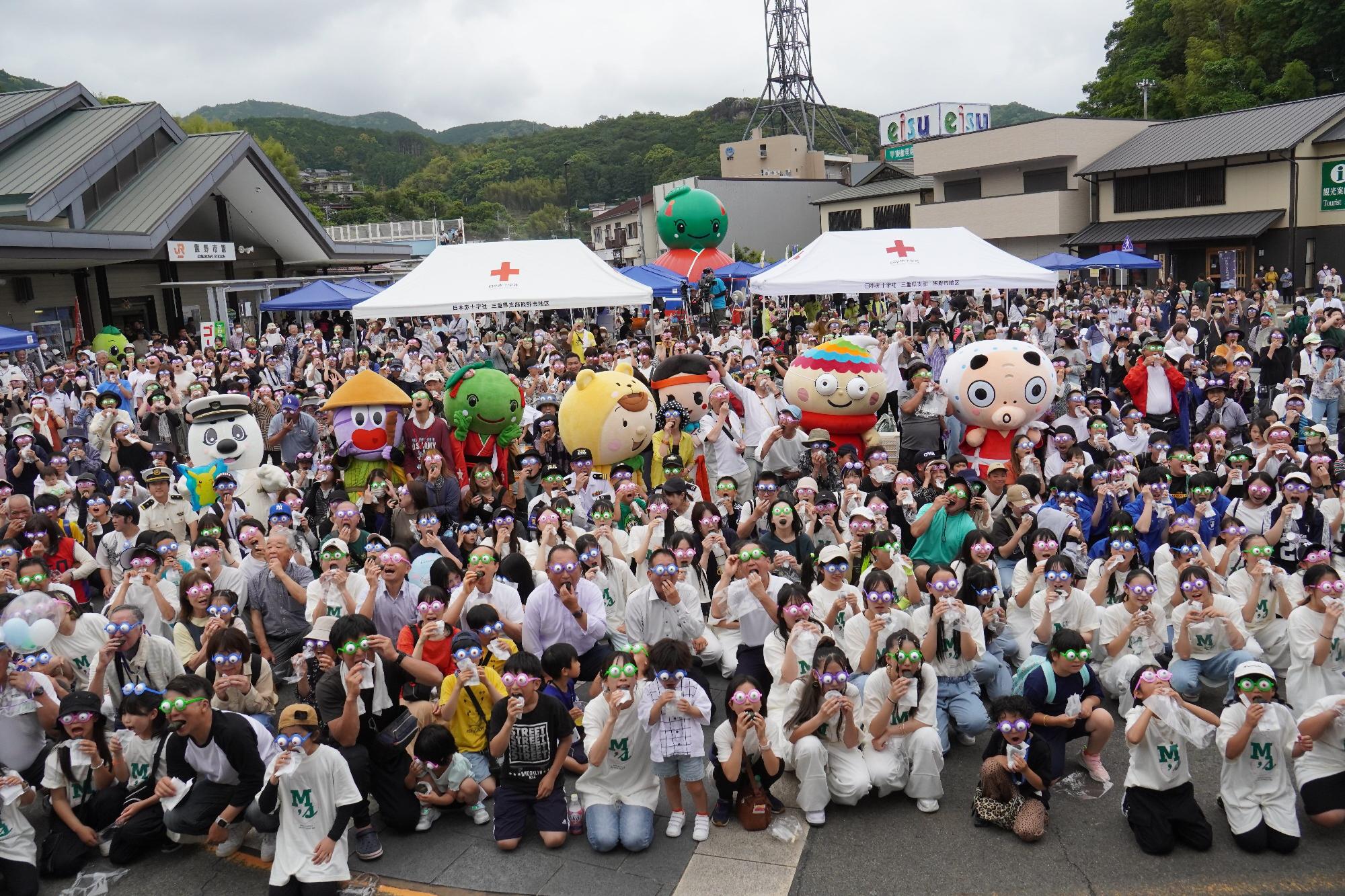 参加者やふでりんたちで「めはり寿司」を一斉に食べている様子