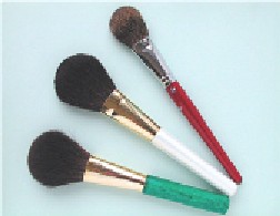 赤と白と緑の持ちての化粧筆が3本並んでいる写真