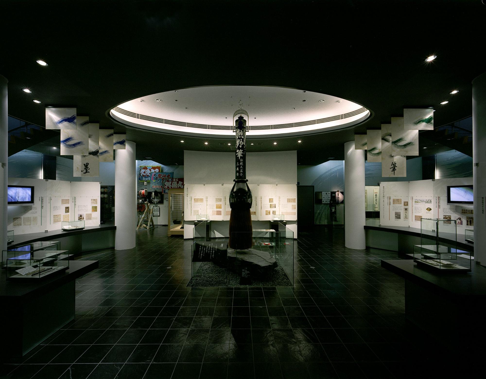 筆づくりの歴史や毛筆文化の紹介をしている展示室の全体の写真