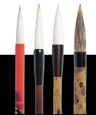 様々な種類の筆が並べられている写真