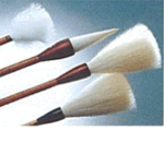 毛先が白い様々なサイズの筆先の写真