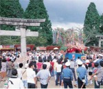 多くの人が行き交う筆まつりの写真