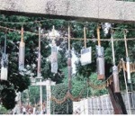 多くの筆が吊るされて作られた一万本の筆通りの写真