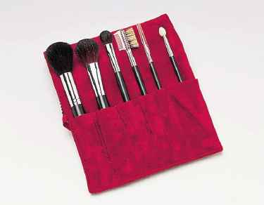 赤い布ケースに入った化粧筆セットの写真