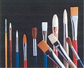 太さや種類がさまざまな画筆の写真