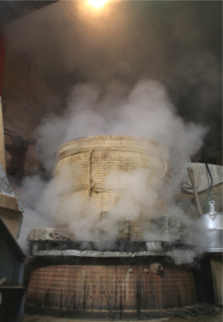 米を蒸している様子の写真