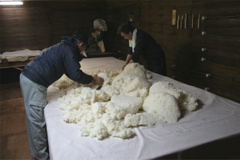 蒸した米を広げる様子の写真