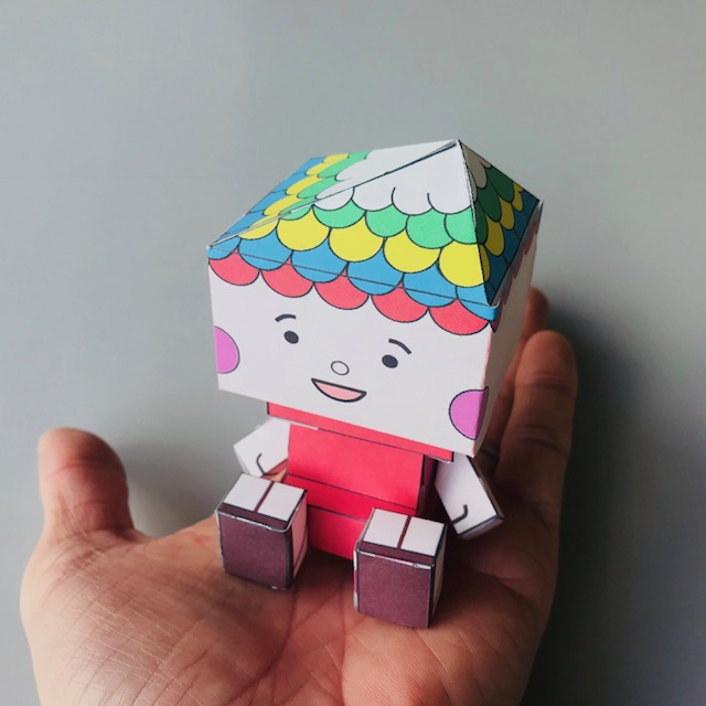 ペーパークラフトで作られたきゅーびっくふでりんが手のひらに乗っている写真