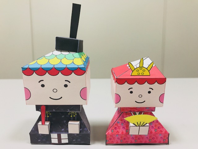 ペーパークラフトで作られたひな人形バージョンのきゅーびっくふでりんの写真
