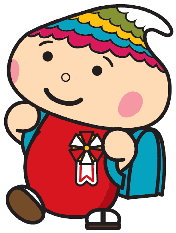 胸に花柄のバッジをつけランドセルを背負っているふでりん