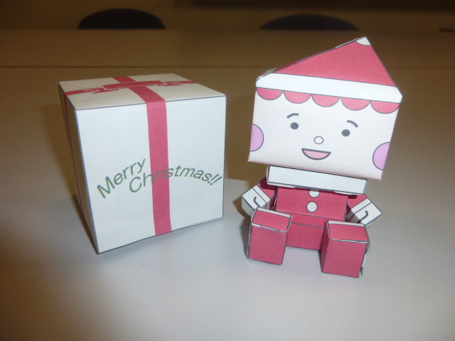 ペーパークラフトで作られたサンタバージョンのきゅーびっくふでりんの写真