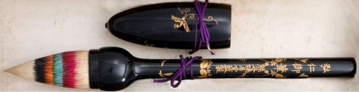 筆の毛先がカラフルに色付けがされている筆の写真